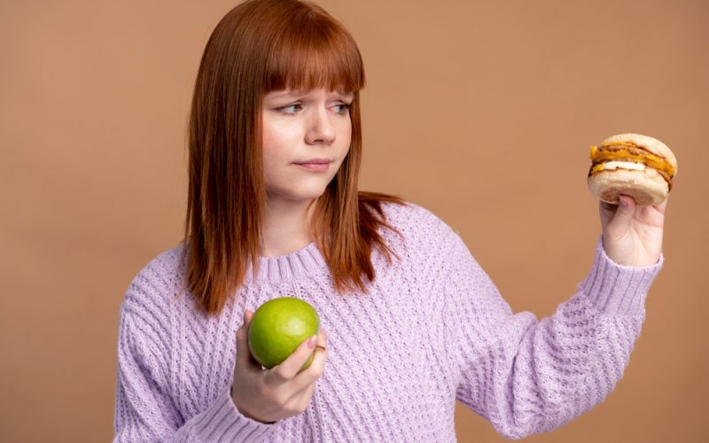 mujer-trastorno-alimentario-decidiendo-que-alimentos-comer