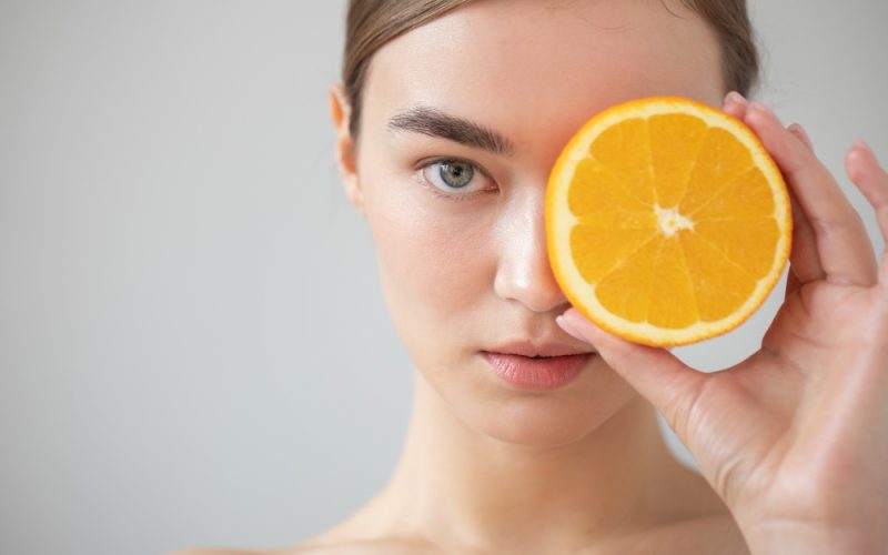 retrato-mujer-hermosa-piel-clara-rodajas-naranja