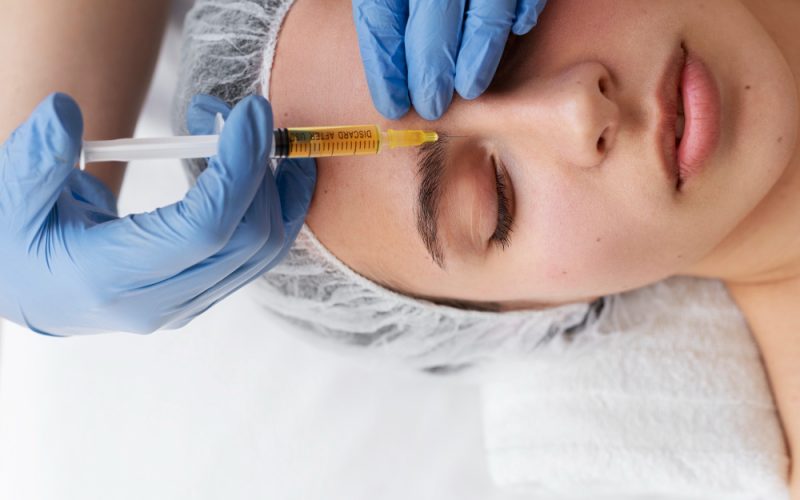 vista-superior-mujer-recibiendo-tratamiento-prp-facial